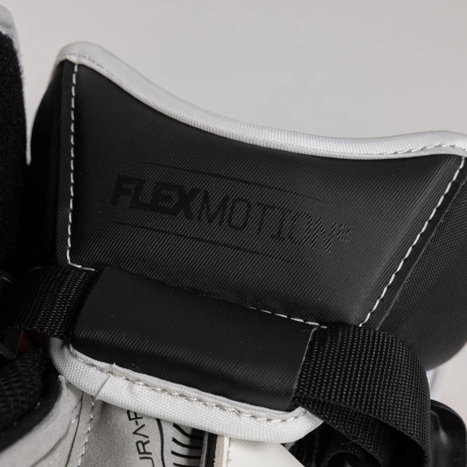 CCM Extreme Flex E6.9 Intermediate Goalie Blocker 13 CCM Extreme Flex E6.9 Intermediate Goalie Blocker - Image 11