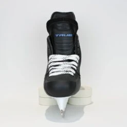 TRUE Player Junior Hockey Skates - Pro Stock - VH Holder - Size 5 -Hockey Equipment true hockey skates true player junior hockey skates pro stock vh holder size 5 5 r standard 15186600362050