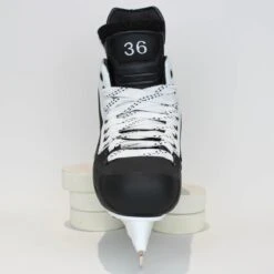 TRUE Player Junior Hockey Skates - Pro Stock - VH Holder - White Side - Size 4 -Hockey Equipment true hockey skates true player junior hockey skates pro stock vh holder white side size 4 4 r standard 15186594103362