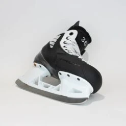 TRUE Player Junior Hockey Skates - Pro Stock - VH Holder - White Side - Size 4 -Hockey Equipment true hockey skates true player junior hockey skates pro stock vh holder white side size 4 4 r standard 15186594201666